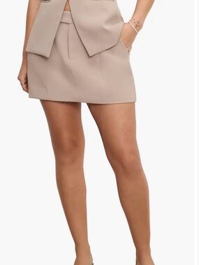 Good American Luxe Tailored Mini Skirt in Beige